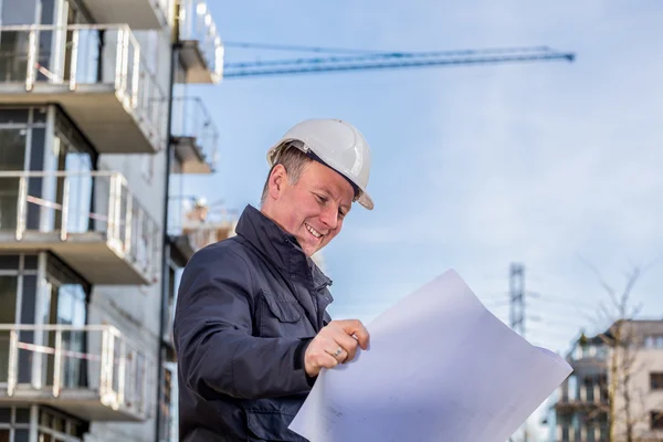 Bouw manager met blauwdrukken — Stockfoto