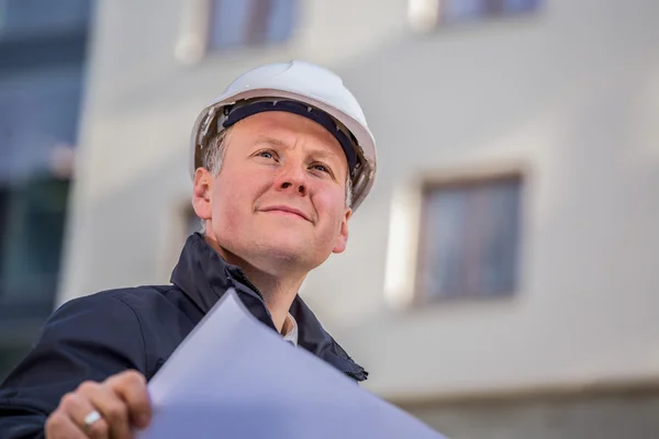 Bouw manager met blauwdrukken — Stockfoto