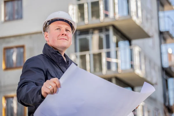 Bouw manager met blauwdrukken — Stockfoto