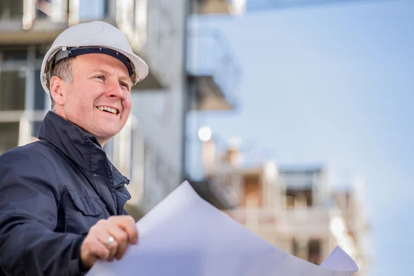 Bouw manager met blauwdrukken — Stockfoto