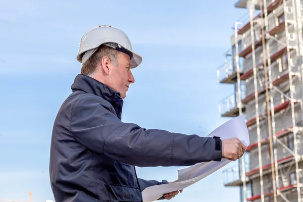 Bouw manager met blauwdrukken — Stockfoto