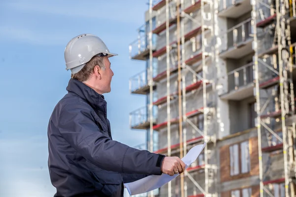 Bouw manager met blauwdrukken — Stockfoto