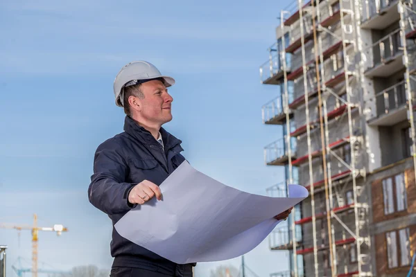 Bouw manager met blauwdrukken — Stockfoto