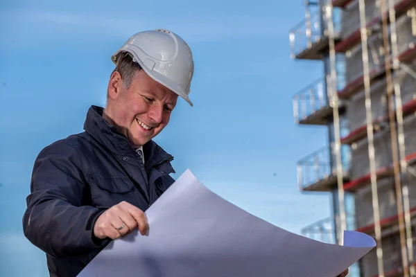 Bouw manager met blauwdrukken — Stockfoto