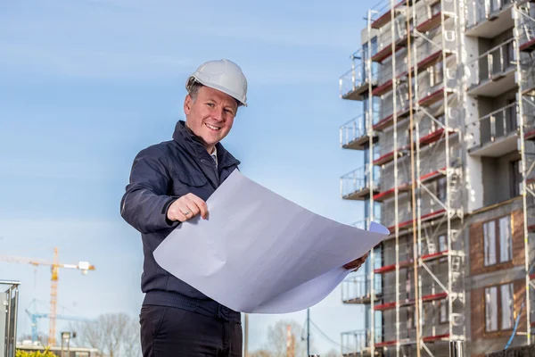 Bouw manager met blauwdrukken — Stockfoto