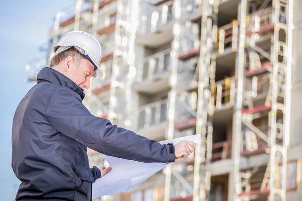 Bouw manager met blauwdrukken — Stockfoto