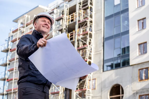 Bouw manager met blauwdrukken — Stockfoto