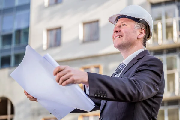 Bouw manager met blauwdrukken — Stockfoto