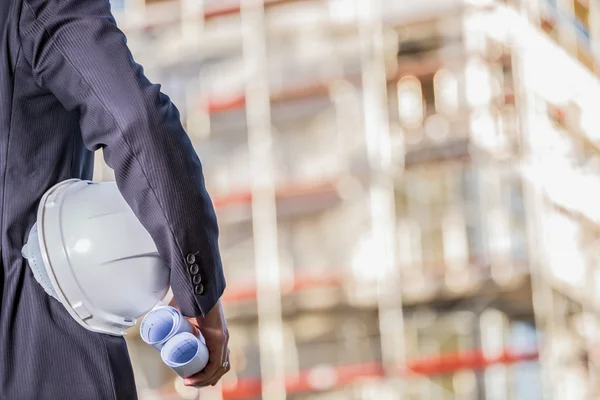 Capacete branco e plantas no canteiro de obras — Fotografia de Stock