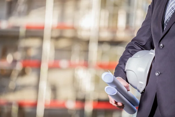 Casque blanc et plans sur chantier — Photo