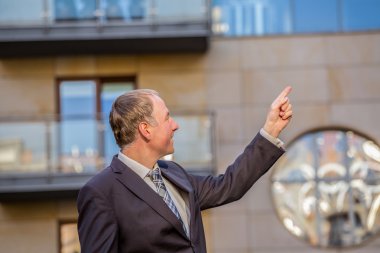 Emlakçı bir özelliği sunan