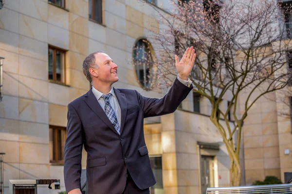 Real estate agent presenting a property — Stock Photo, Image