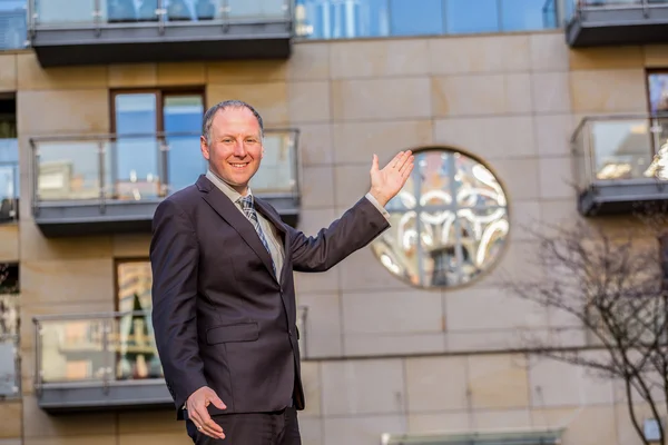 Real estate agent presenting a property — Stock Photo, Image