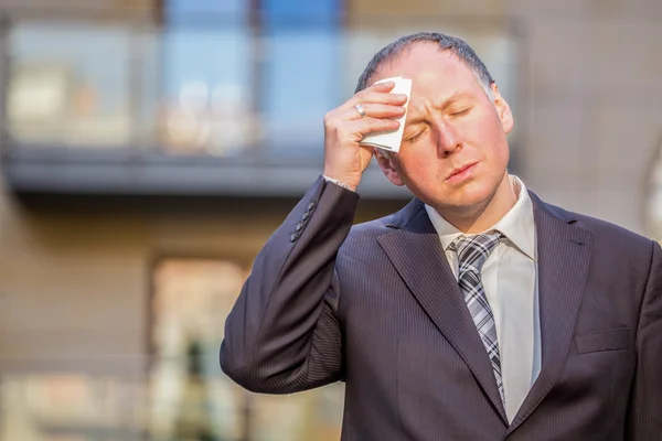 Benadrukt zakenman met hoofdpijn — Stockfoto