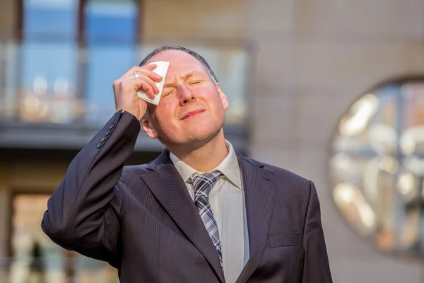 Benadrukt zakenman met hoofdpijn — Stockfoto