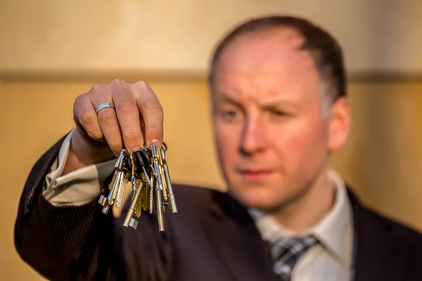 Geschäftsmann wählt den richtigen Schlüssel — Stockfoto