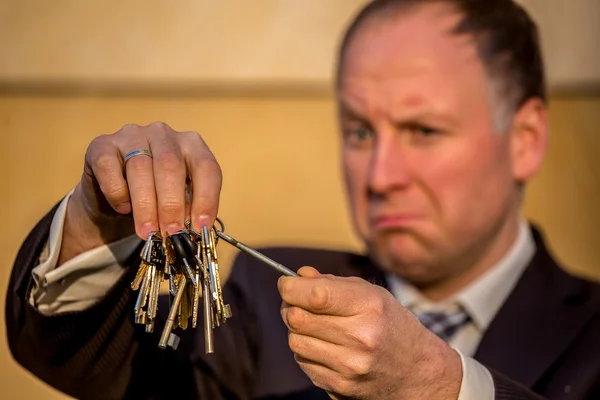 Geschäftsmann wählt den richtigen Schlüssel — Stockfoto