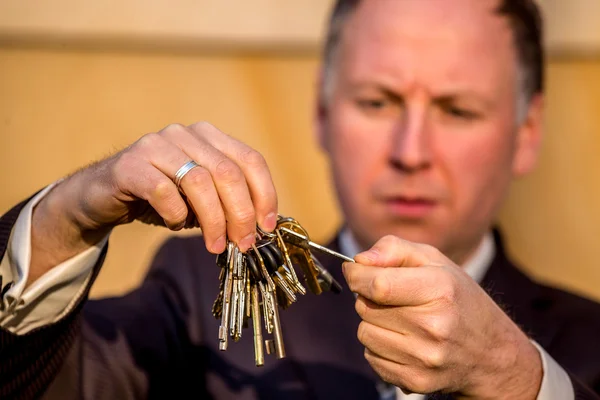 Geschäftsmann wählt den richtigen Schlüssel — Stockfoto