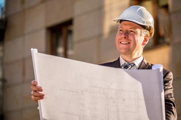 Bauleiter mit Bauplänen Stockbild