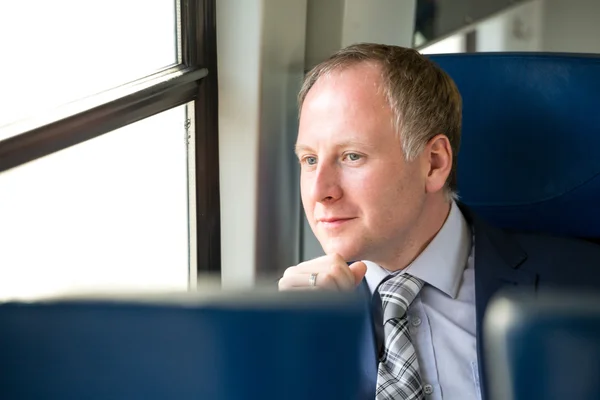 Biznesmen, ciesząc się jego podróż pociągiem — Zdjęcie stockowe