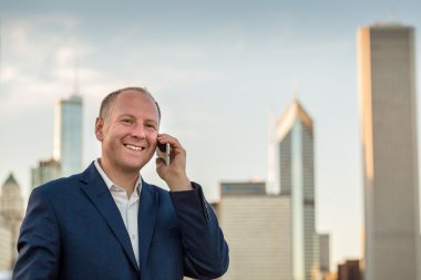 Telefonunuzun ve ofisleri dışında iş adamı
