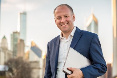 İşadamı ile laptop ofis binaları önünde