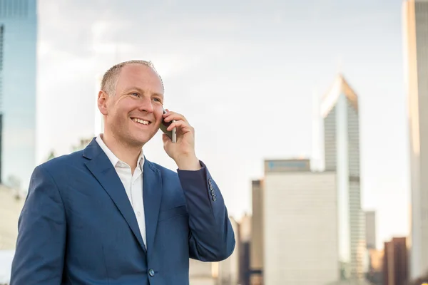 Empresário usando telefone fora dos escritórios — Fotografia de Stock