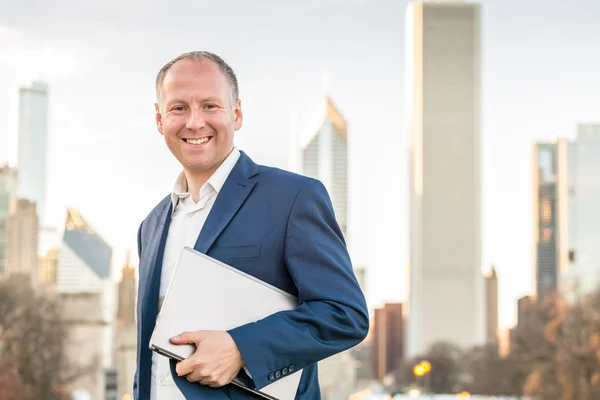 İşadamı ile laptop ofis binaları önünde