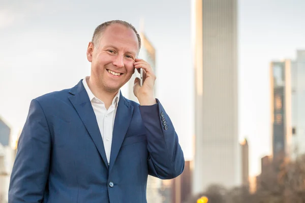 Geschäftsmann telefoniert außerhalb der Büros lizenzfreie Stockbilder