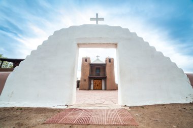 Taos Pueblo geleneksel Pueblo Kızılderililer mimarisinin bir örneğidir