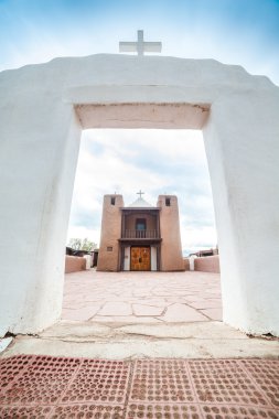 Taos Pueblo geleneksel Pueblo Kızılderililer mimarisinin bir örneğidir