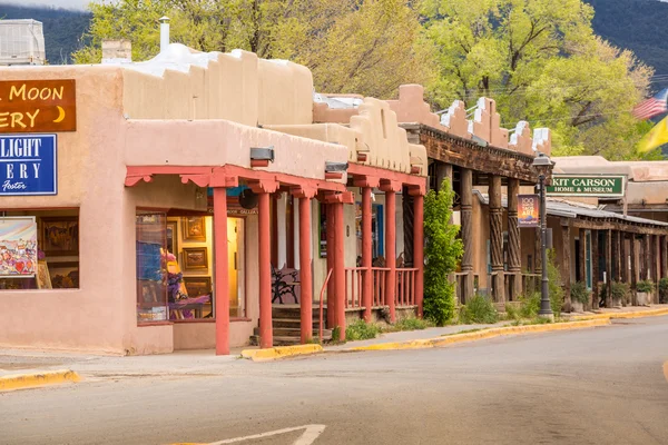 Buildings in Taos, which is the last stop before entering Taos P — Stock Photo, Image