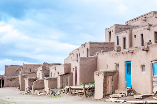 Taos Pueblo je příkladem architektury Pueblo Indiáni — Stock fotografie