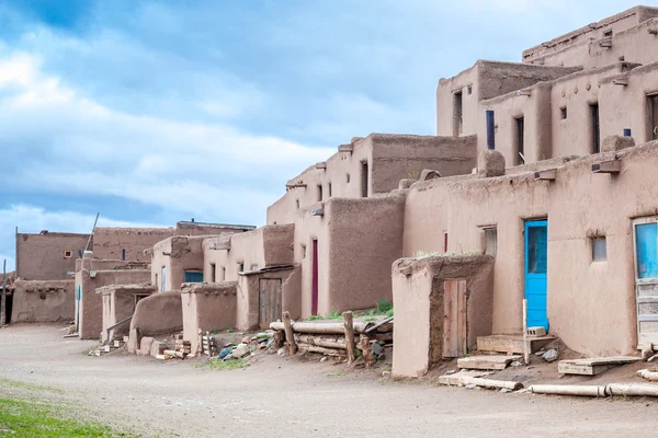 Taos Pueblo je příkladem architektury Pueblo Indiáni — Stock fotografie