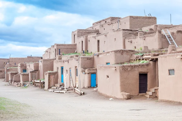 Taos Pueblo es un ejemplo de la arquitectura de los indios Pueblo — Foto de Stock