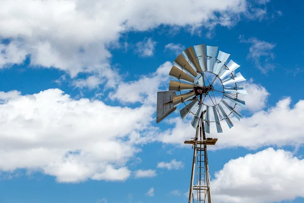 Mulino a vento e bellissimo cielo blu, USA . — Foto Stock