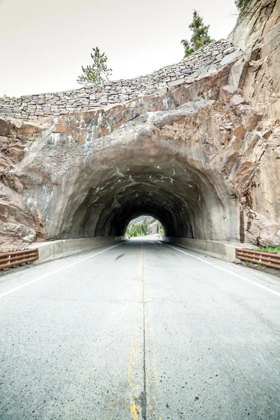 Túnel na estrada — Fotografia de Stock