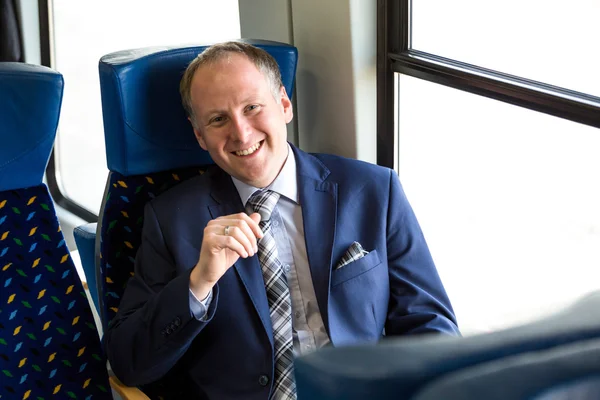 Zakenman zitten in een trein — Stockfoto