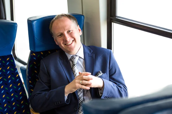 Zakenman zitten in een trein — Stockfoto