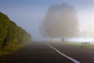 Puslu hava sırasında kentleşmiş bir yol