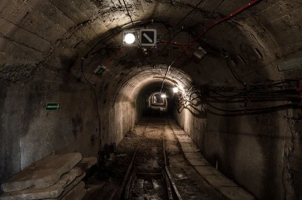 Túnel subterráneo iluminado — Foto de Stock