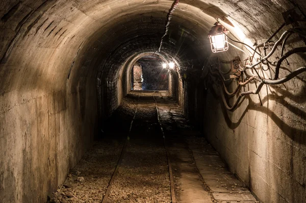 Tunnel sotterraneo illuminato — Foto Stock