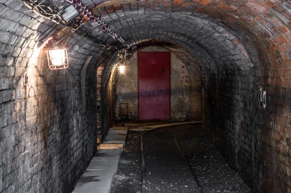 조명된 지 하 터널 — 스톡 사진