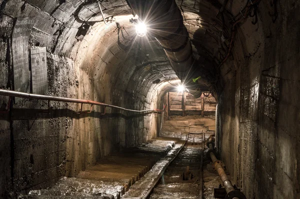 Tunnel sotterraneo illuminato — Foto Stock