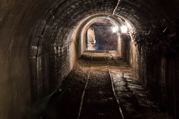 Ondergrondse verlichte tunnel — Stockfoto