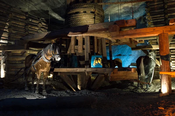 Дерев'яна гірничодобувна машина з конями — стокове фото