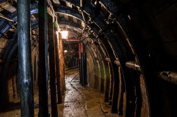 照らされた地下トンネル — ストック写真