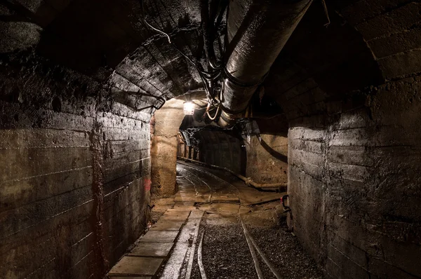 Tunnel sotterraneo illuminato — Foto Stock