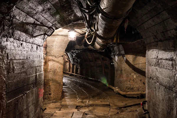 Túnel subterráneo iluminado — Foto de Stock