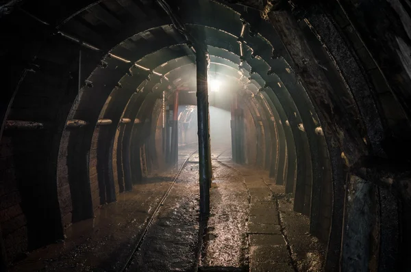 Tunnel sotterraneo illuminato — Foto Stock